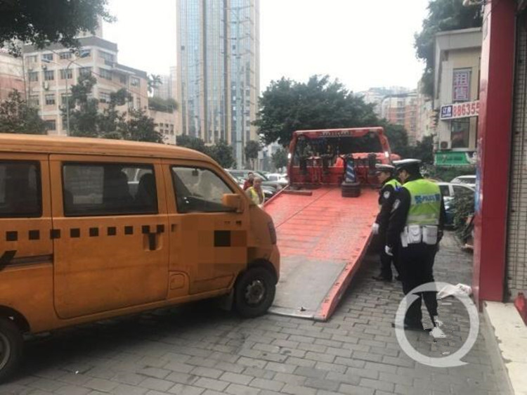 僵尸车“横尸”街头，清障车拖你没商量！