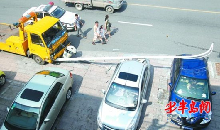 无牌道路清障车刹车失灵，撞倒路灯杆砸坏俩车