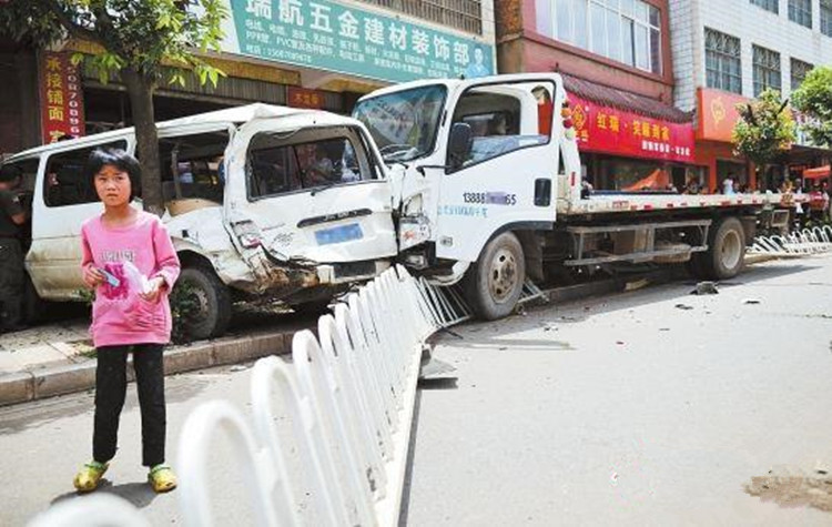 失控清障车撞毁面包车，一个路人不幸遇难