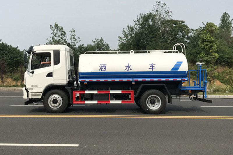 大运10-11吨洒水车 洒水车 第4张