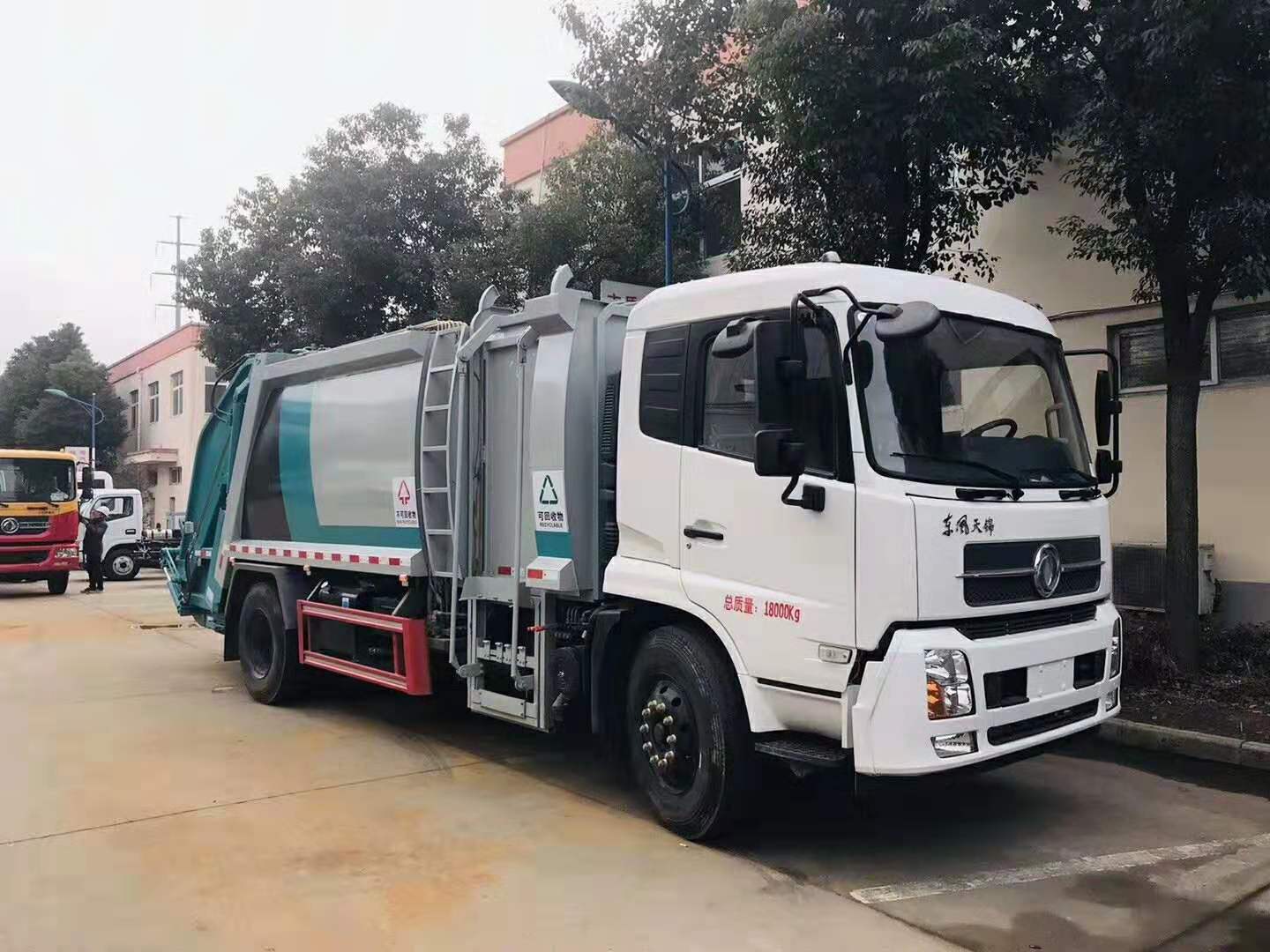 新车型发布――分类式压缩垃圾车