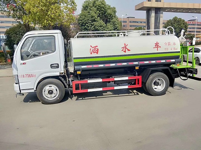 选对很重要-如何选购实用的洒水车 ?