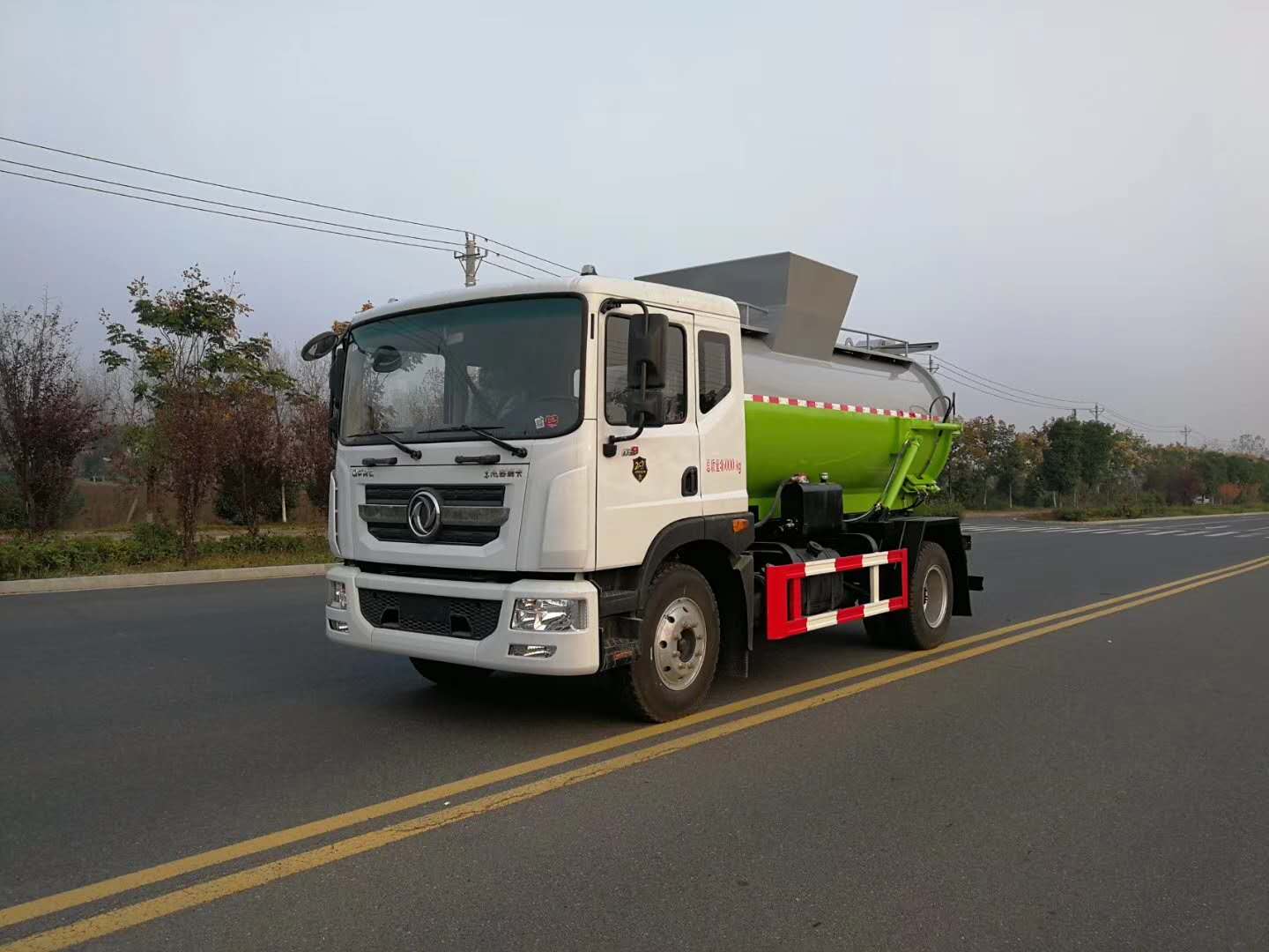 东风D9餐厨垃圾车，城市餐厨垃圾收集车厂家最新价格