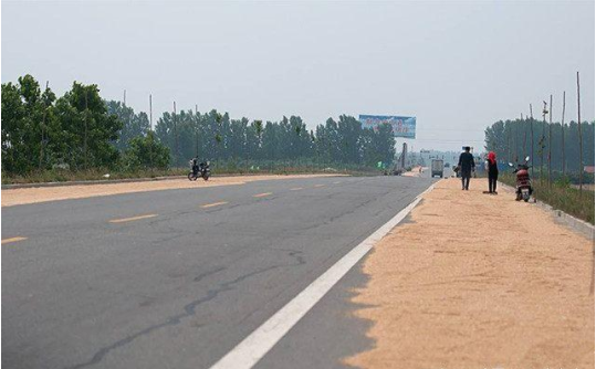 农民在马路上晒麦子，洒水车来了怎么办