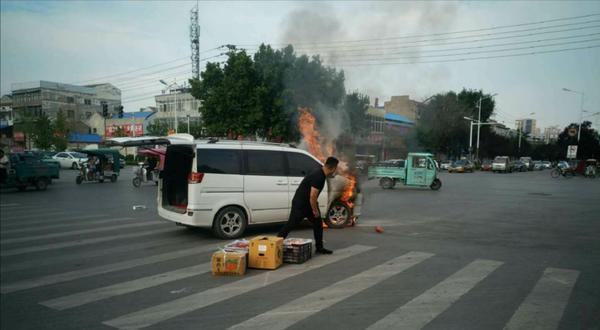 燃烧的面包车